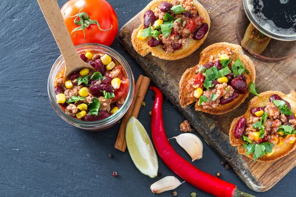 Chili con carne tost üzerinde — Stok fotoğraf