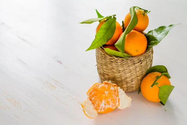 Mandarins doces na cesta — Fotografia de Stock