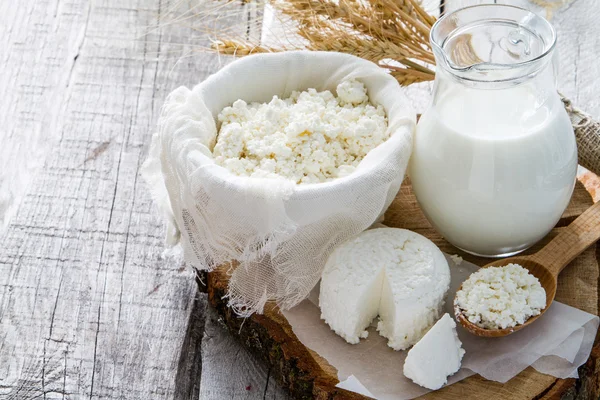 Auswahl an Milchprodukten und Weizen — Stockfoto