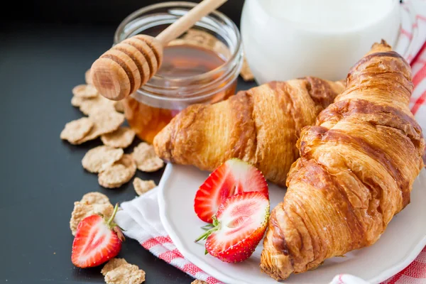 Frukost - spannmål, croissant, bär — Stockfoto