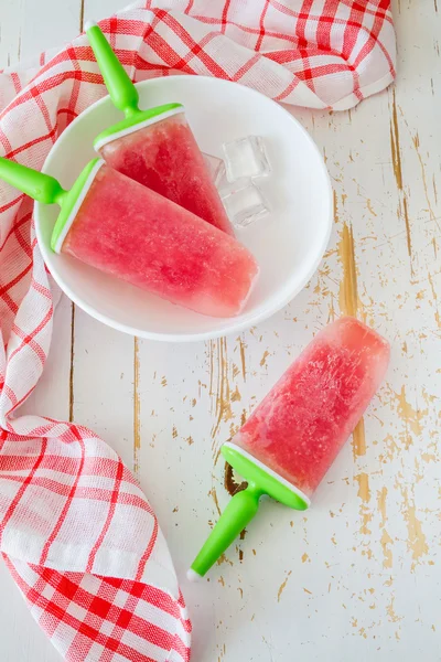 Wassermeloneneis mit geschnittenen Wassermelonen — Stockfoto