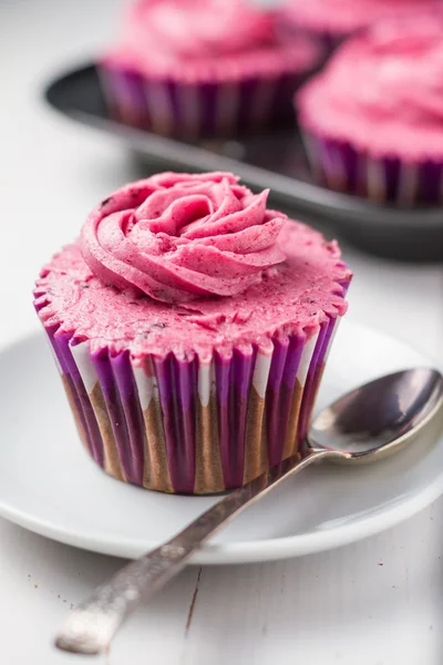 Chocolate and blackcurrant buttercream cupcakes — Stock Photo, Image