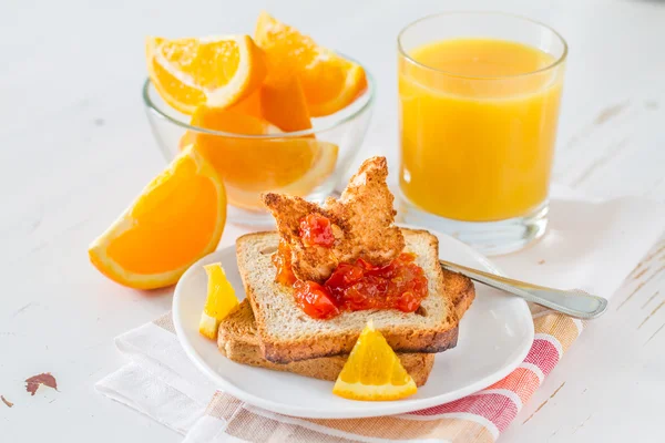 Påsk frukost - butterfly formade toast — Stockfoto