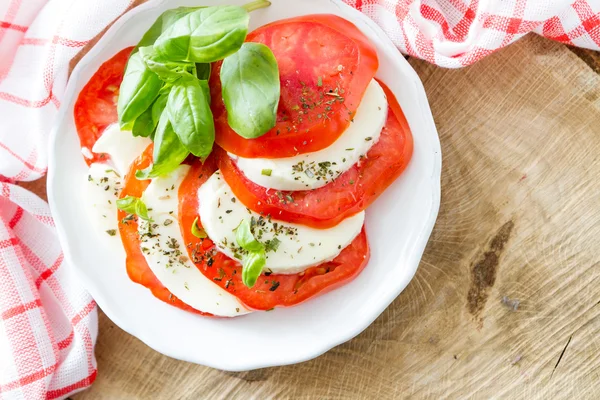 Beyaz tabakta Caprese salatası — Stok fotoğraf