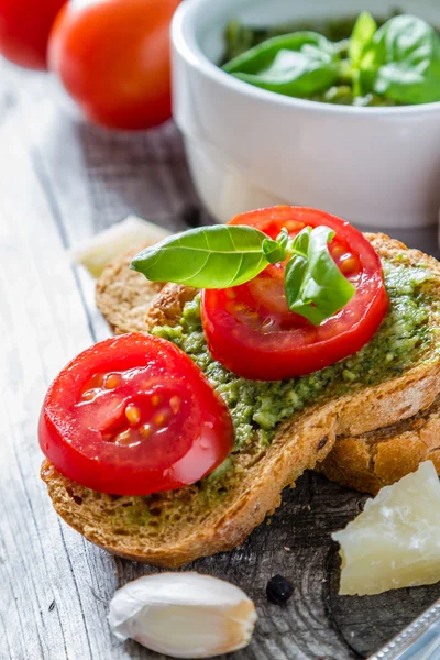 Bruschetta taze pesto sos ile — Stok fotoğraf