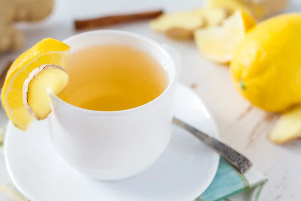 Té de hierbas con jengibre y rodajas de limón — Foto de Stock