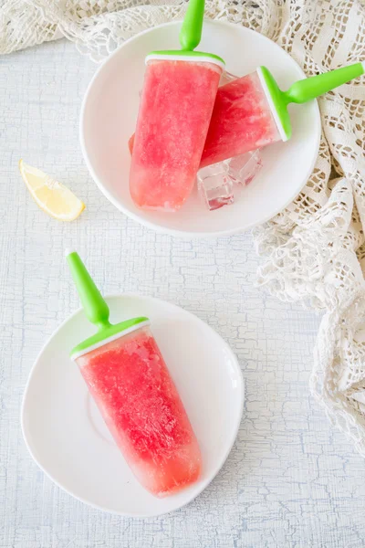 Vattenmelon glass med skivad vattenmelon — Stockfoto