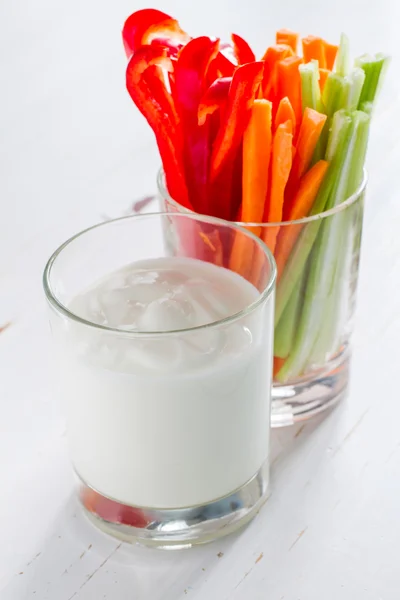 Cuenco con verduras y salsa de yogur — Foto de Stock