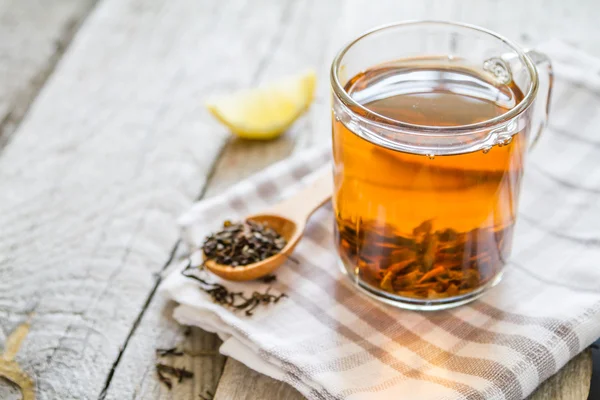 Té negro en taza de vidrio — Foto de Stock