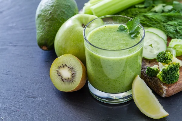 Smoothie verde e ingredientes — Fotografia de Stock