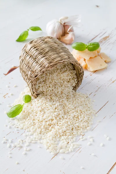 Ingredienti del risotto su legno bianco — Foto Stock