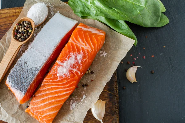 Filetto di salmone con sale agli spinaci — Foto Stock