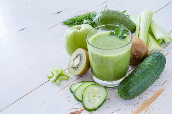 Smoothie verde e ingredientes — Fotografia de Stock