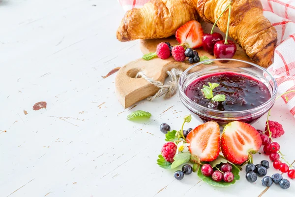 Frukost - croissanter med bär — Stockfoto