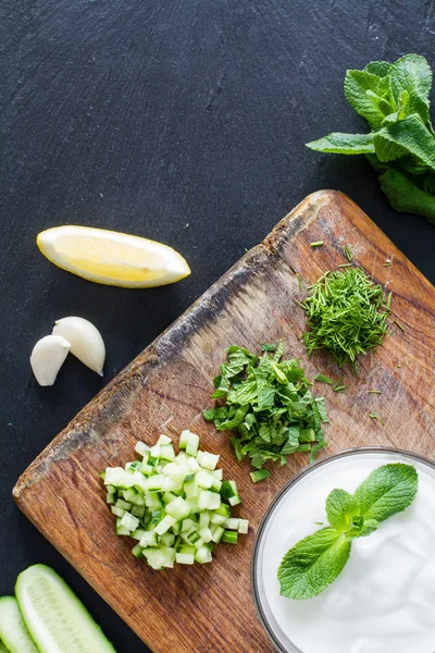 Preparación de salsa Tzatziki — Foto de Stock