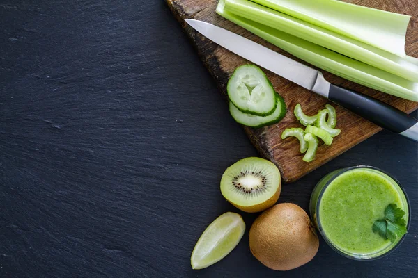 Zelený koktejl a ingredience — Stock fotografie