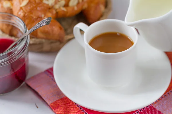 Śniadanie - rogalik, kawa, mleko — Zdjęcie stockowe