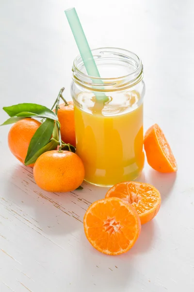 Jugo de mandarina en frasco de vidrio —  Fotos de Stock
