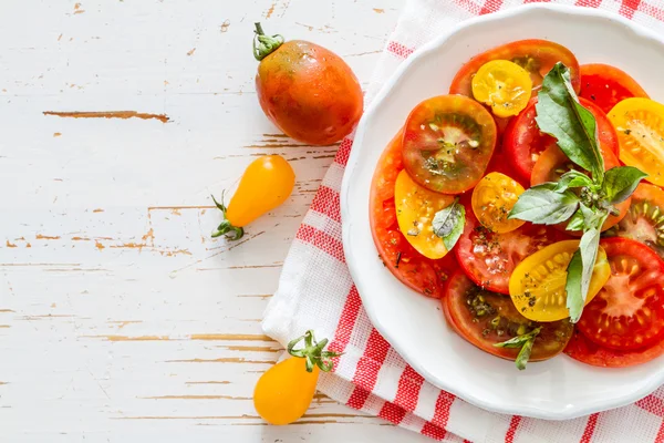 Kolorowy pomidor sałatka bazylia — Zdjęcie stockowe