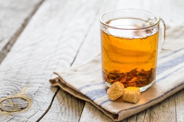 Té negro en taza de vidrio — Foto de Stock