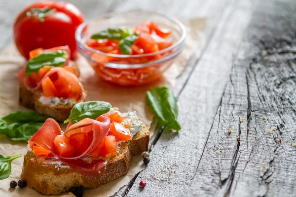 Bruschetta di pomodoro con foglie di basilico — Foto Stock