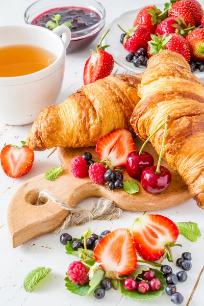 Café da manhã - croissants com bagas — Fotografia de Stock