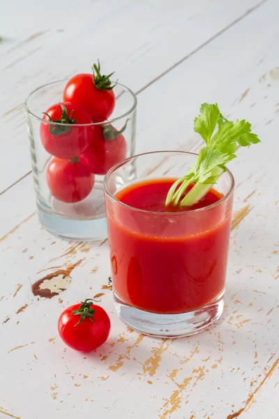 Suco de tomate em vidro — Fotografia de Stock