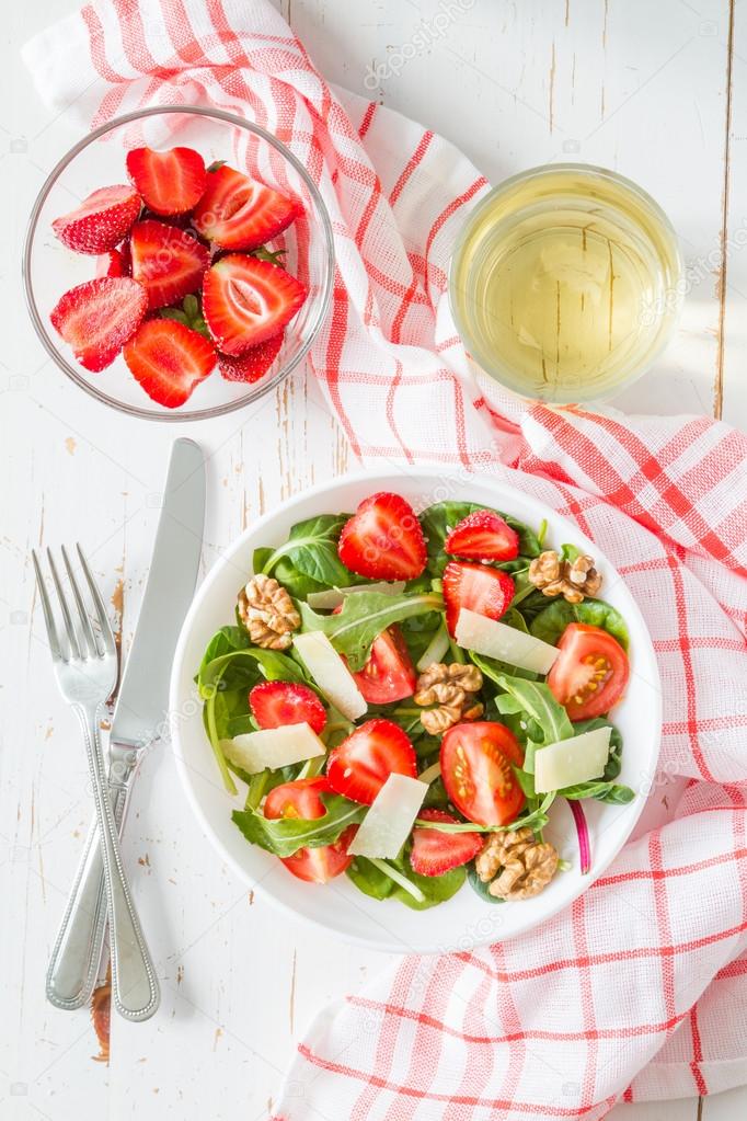 Strawberry salad with spinach, nuts