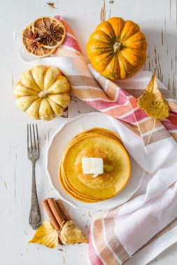 Tereyağı ve bal ile beyaz tabakta kabak krep