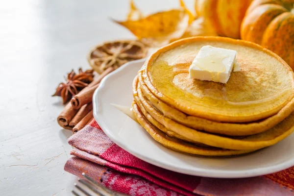 Pumpa pannkakor på vit platta med smör och honung — Stockfoto