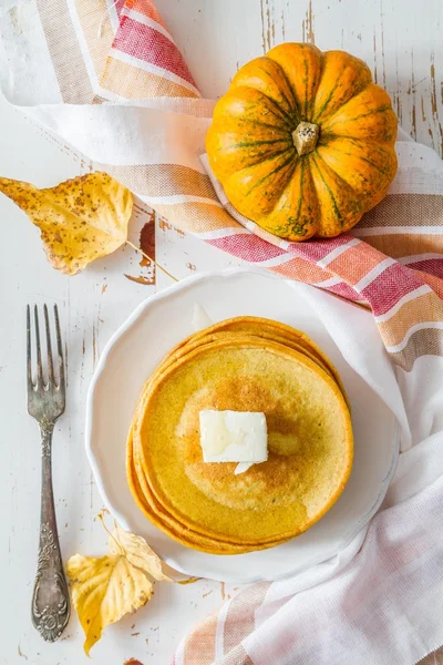 Panqueques de calabaza en plato blanco con mantequilla y miel —  Fotos de Stock