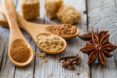 Noel baharat rustik ahşap arka plan üzerinde seçim