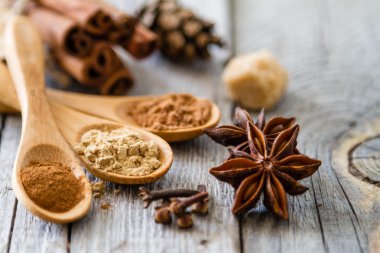 Noel baharat rustik ahşap arka plan üzerinde seçim