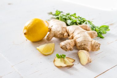 Zencefil limon nane Beyaz ahşap zemin üzerinde