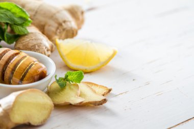 Zencefil limon nane canım Beyaz ahşap zemin üzerinde