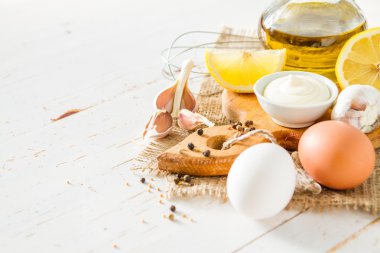 Mayonaise malzemelerin üzerine beyaz ahşap artalan