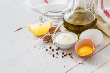 Mayonaise malzemelerin üzerine beyaz ahşap artalan