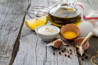 Mayonaise maddeler rustik ahşap artalan üzerinde