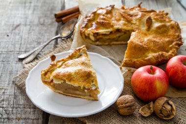 Elmalı turta elma, cinnammon ve fındık ile