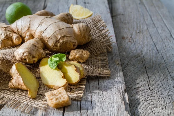 Zenzero limone menta miele su sfondo di legno rustico — Foto Stock