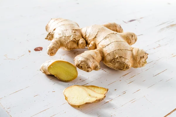 Ginger kořen na bílém pozadí — Stock fotografie