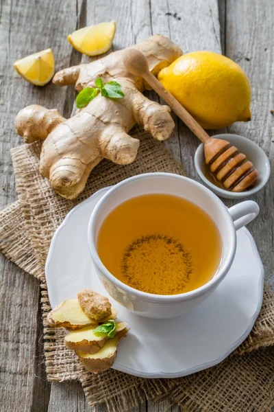 Zencefil çayı ve rustik ahşap zemin üzerine malzemeler