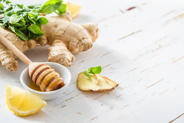 Ginger lemon mint honey on white wood background — Stock Photo, Image