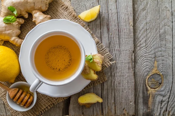 Gyömbér tea és a rusztikus fa háttér-összetevők — Stock Fotó