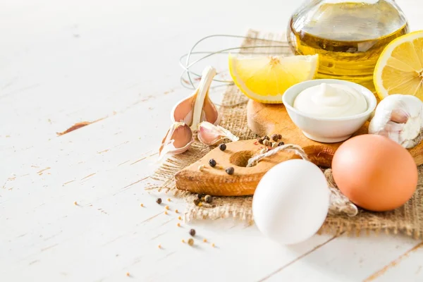 Ingredientes mayonesa sobre fondo de madera blanca — Foto de Stock