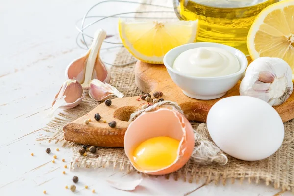 Ingredientes mayonesa sobre fondo de madera blanca — Foto de Stock