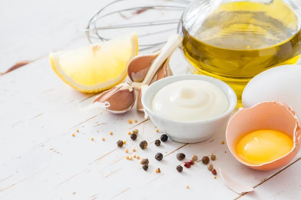Ingredientes mayonesa sobre fondo de madera blanca —  Fotos de Stock