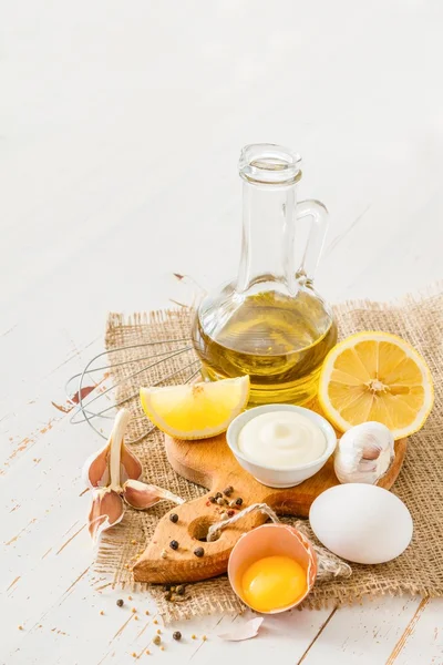 Mayonaise-Zutaten auf weißem Holzboden — Stockfoto