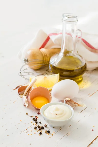 Ingredientes mayonesa sobre fondo de madera blanca — Foto de Stock