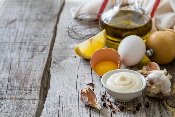 Ingredientes mayonesa sobre fondo de madera rústica — Foto de Stock